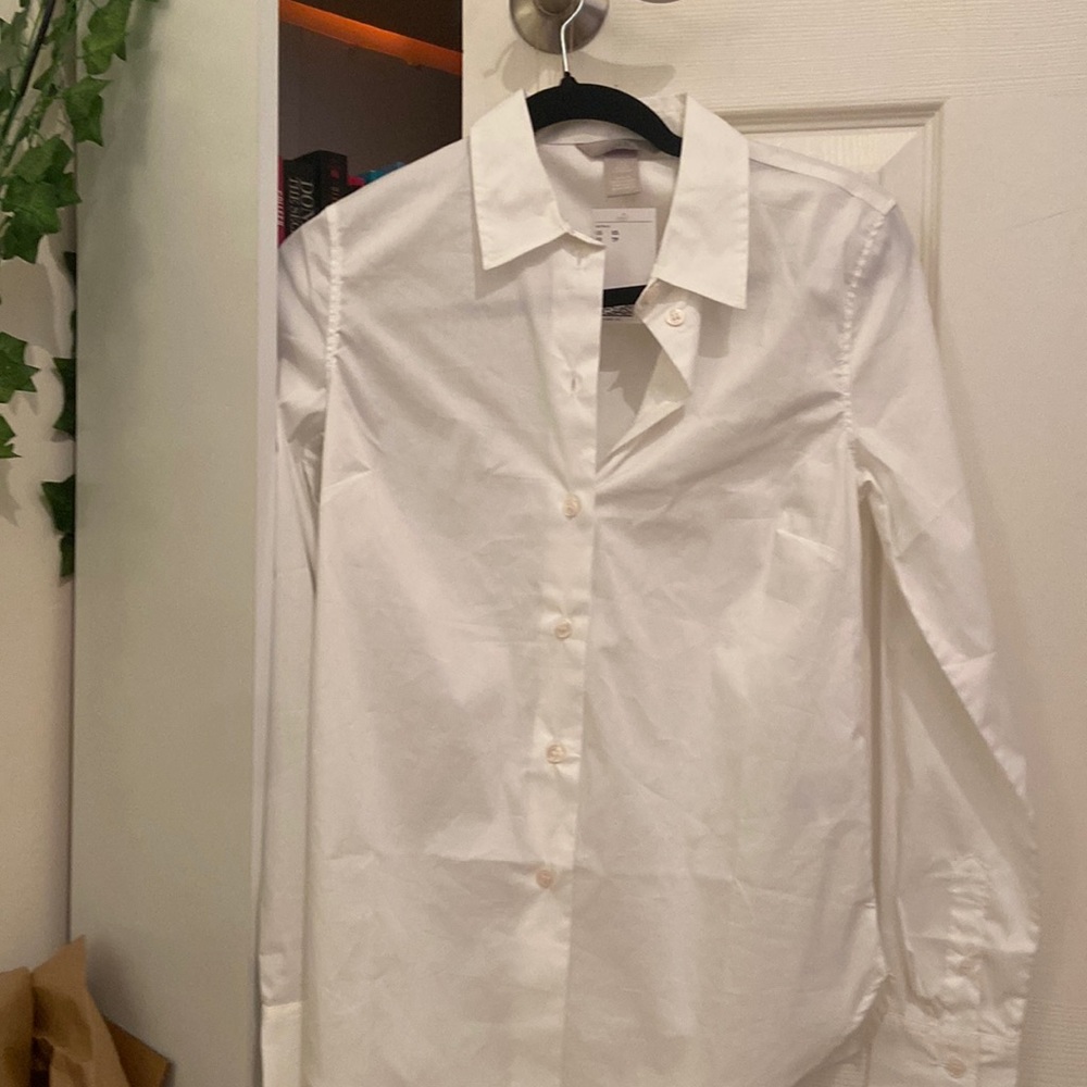H&M Women’s White Button Up — Modern Classic